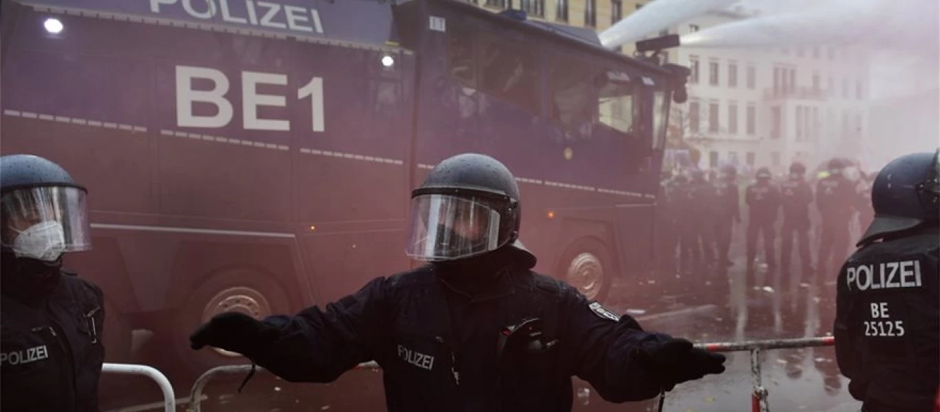 Χιλιάδες Γερμανοί διαδηλώνουν κατά των μέτρων απαγόρευσης της Α.Μέρκελ: Η αστυνομία επιτίθεται με ρίψεις νερού & χημικών